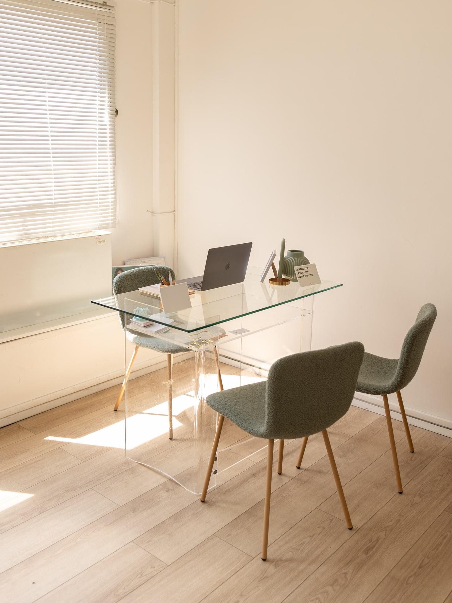 Bureau du cabinet avec chaises sauge et lumière naturelle